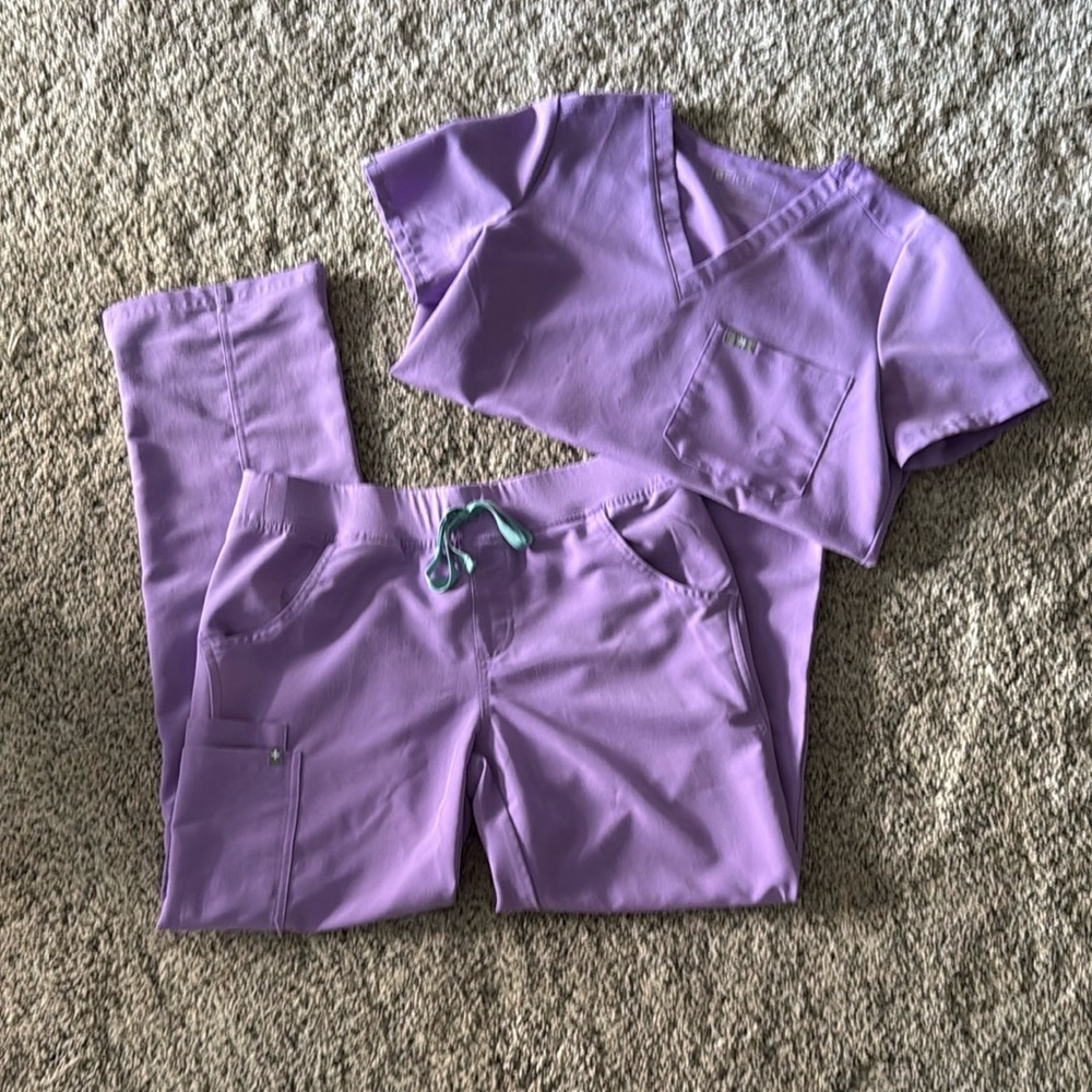 Figs Women's Scrub Set in Lilac Dawn. Excellent condition
Worn one time! Medium